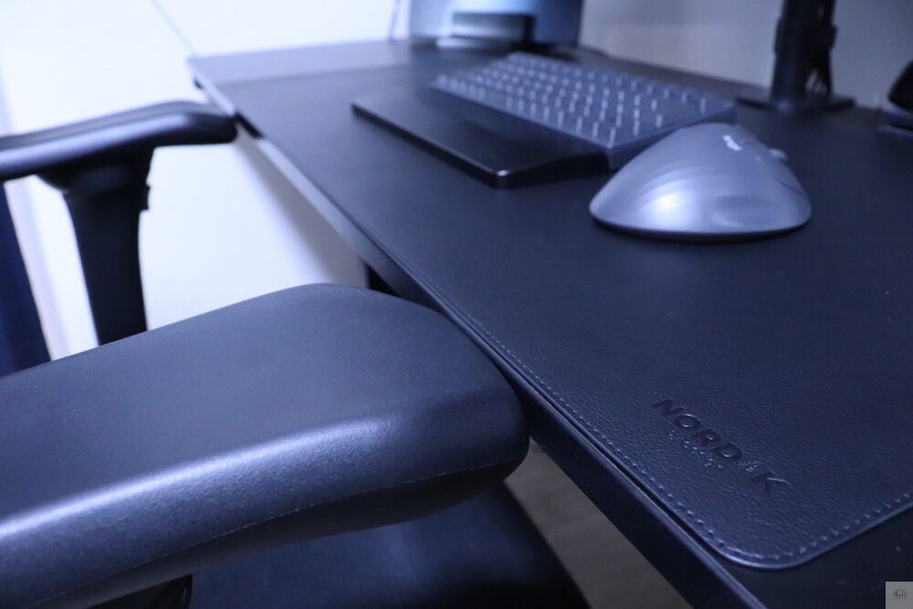 アームレストと昇降デスク画像