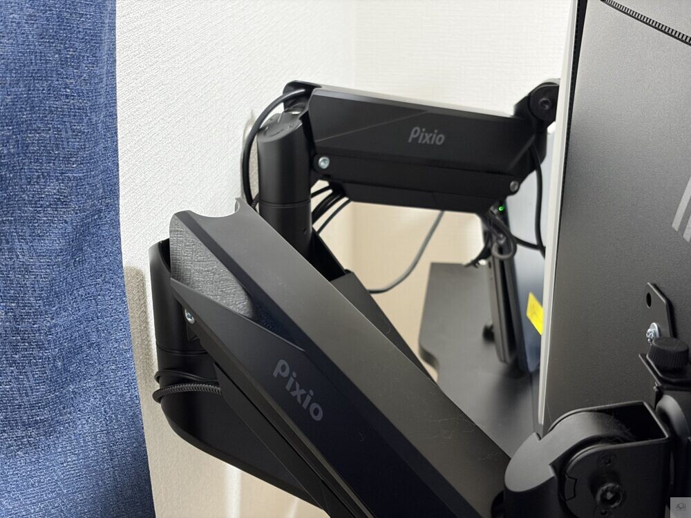 モニターアーム　壁際画像